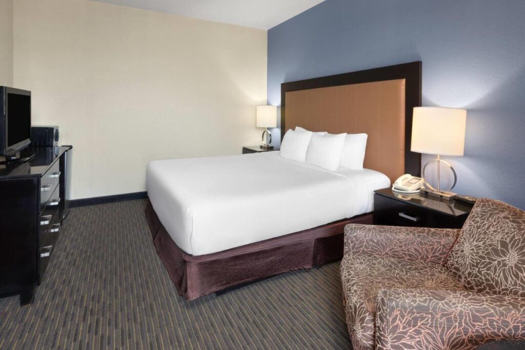 Days Inn by Wyndham Mackinaw City - Bridgeview Area - Image 3