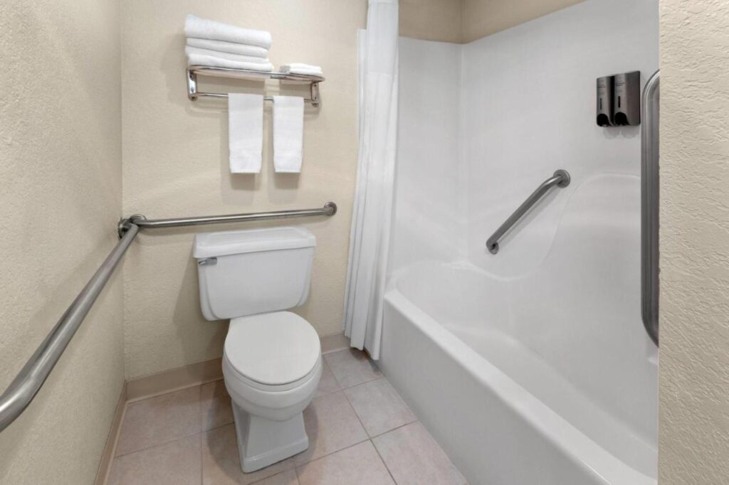 Days Inn by Wyndham Mackinaw City - Bridgeview Area - Image 4