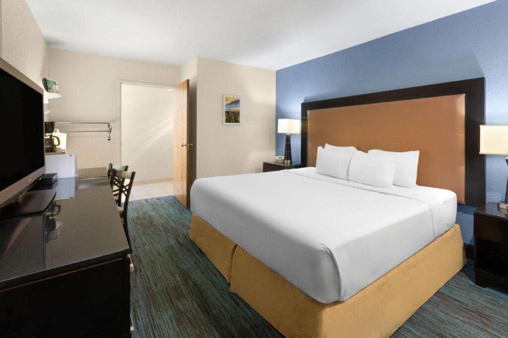Days Inn by Wyndham Mackinaw City - Bridgeview Area - Image 5