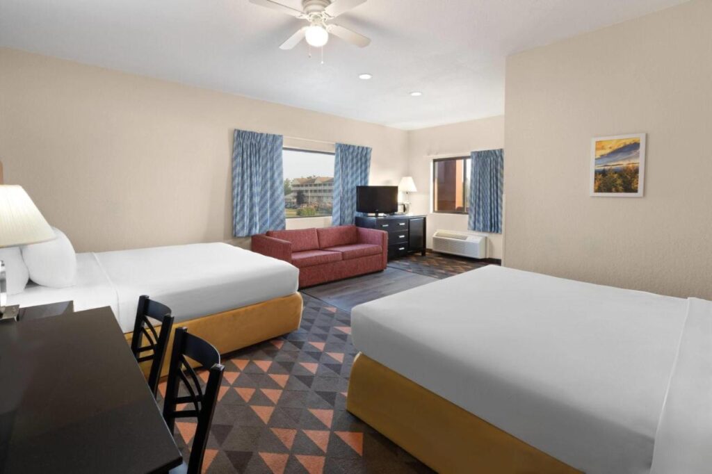 Days Inn by Wyndham Mackinaw City - Bridgeview Area - Image 6