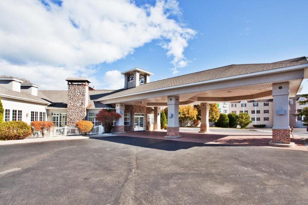 Holiday Inn Express St. Ignace-Lake Front by IHG - Image 1