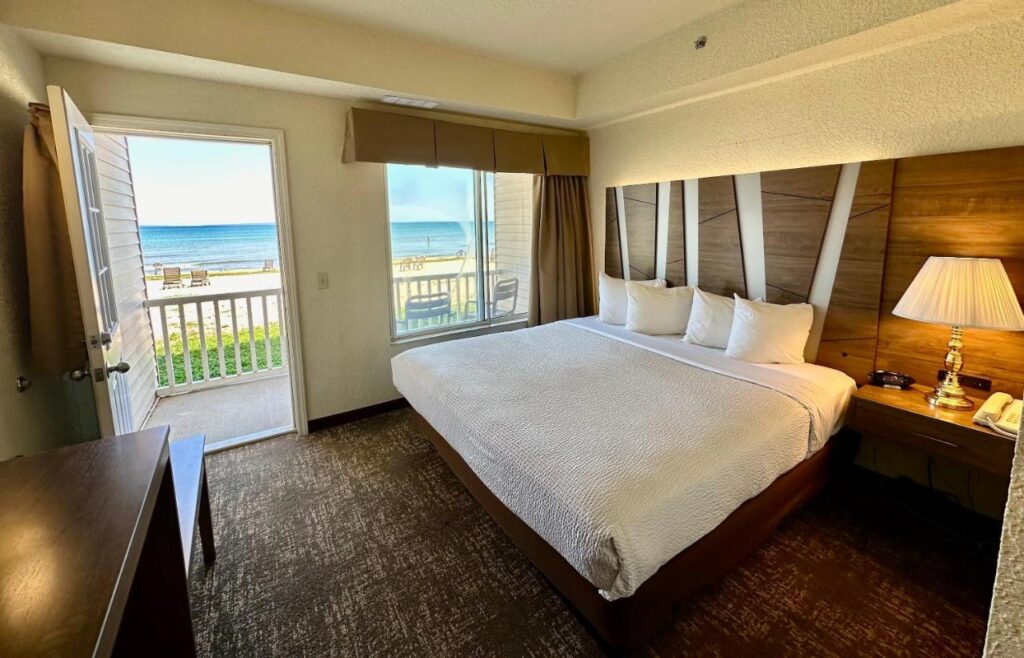 Mackinaw Beach and Bay Inn & Suites - Image 2