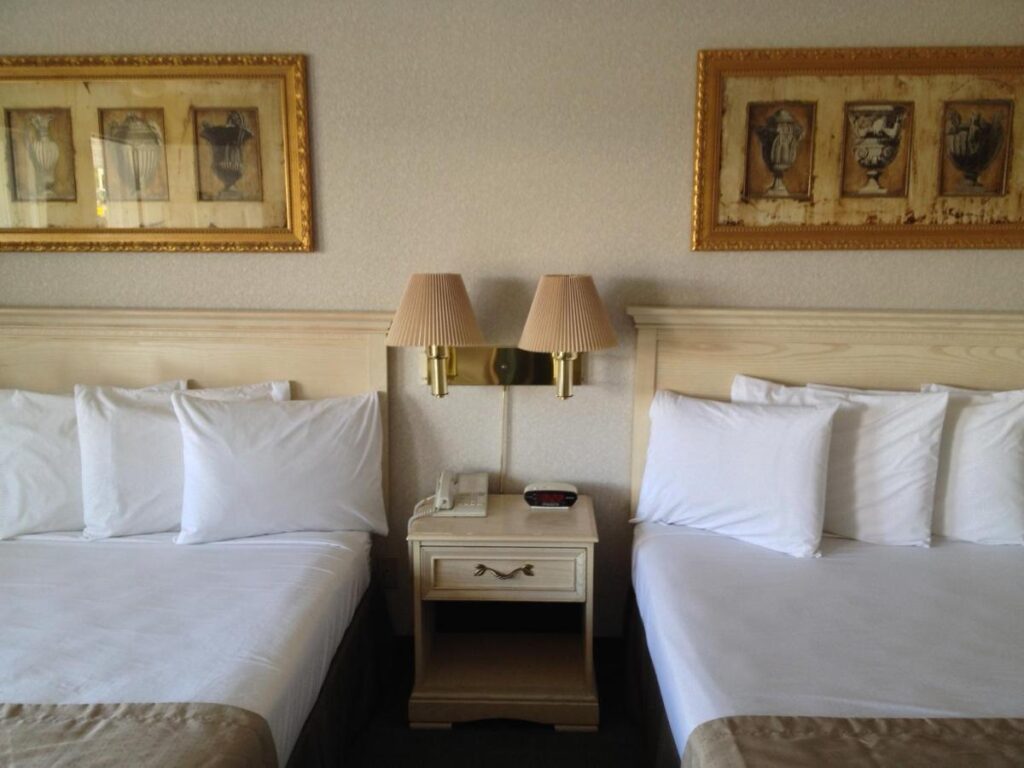 Parkside Inn Bridgeview - Image 4