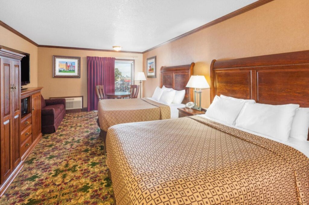 Ramada by Wyndham Mackinaw City Waterfront - Image 2
