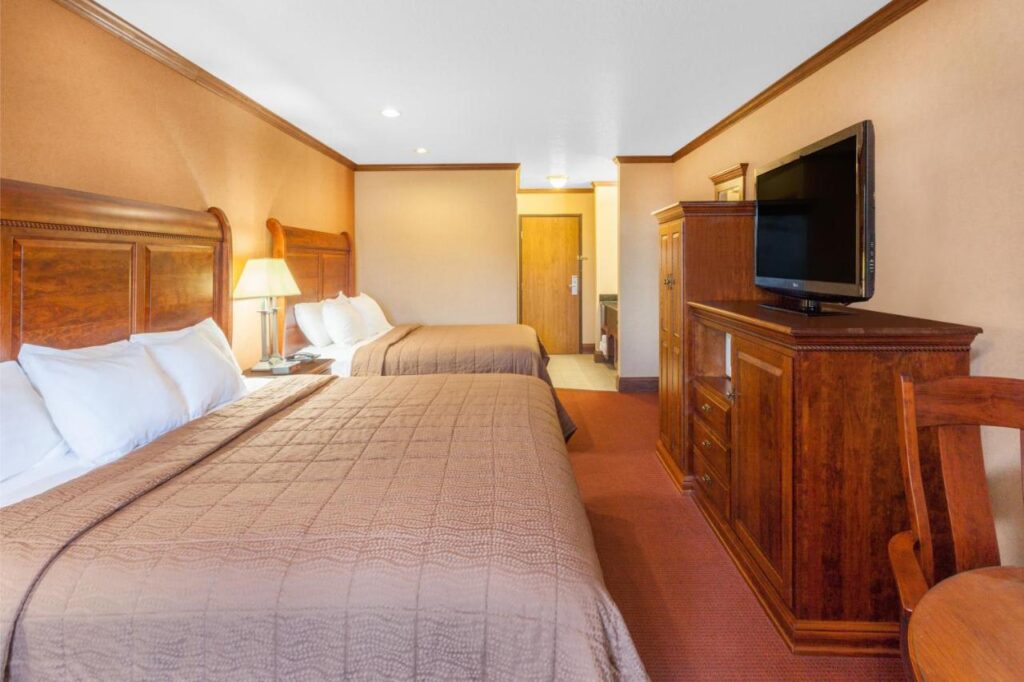 Ramada by Wyndham Mackinaw City Waterfront - Image 3