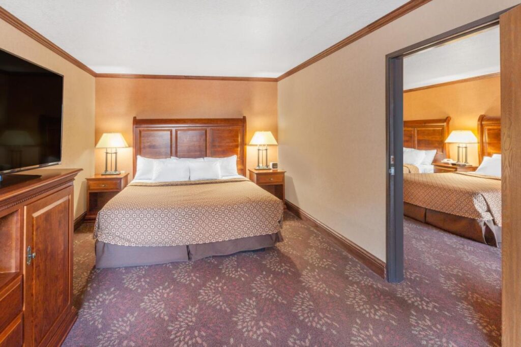 Ramada by Wyndham Mackinaw City Waterfront - Image 4