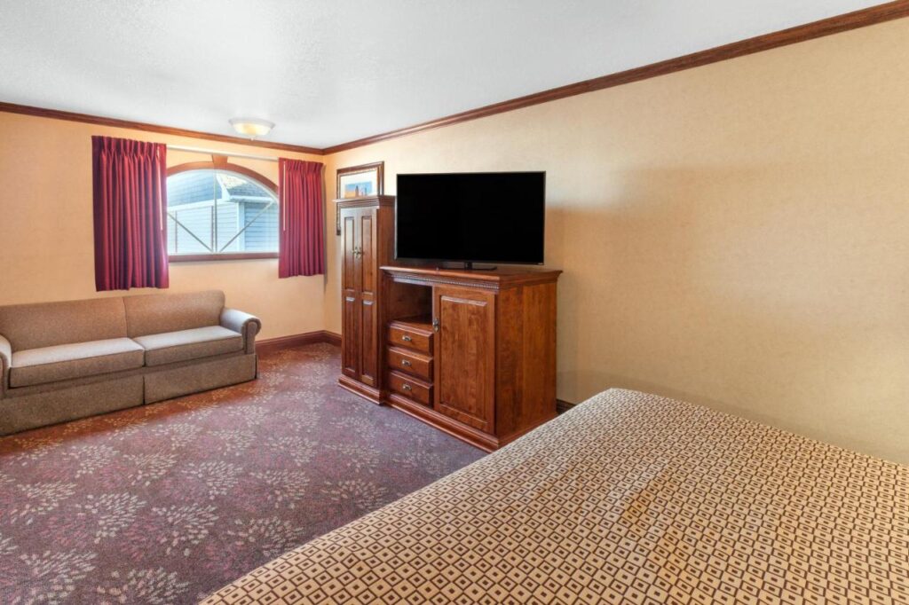 Ramada by Wyndham Mackinaw City Waterfront - Image 5