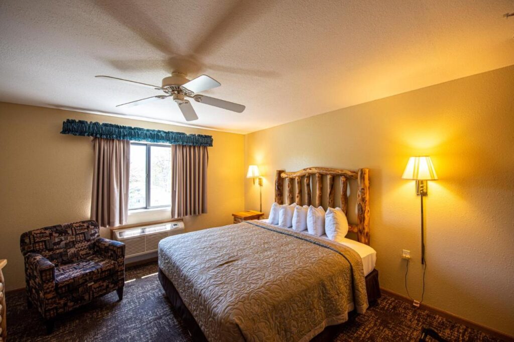 Super 8 by Wyndham Bridgeview of Mackinaw City - Image 2