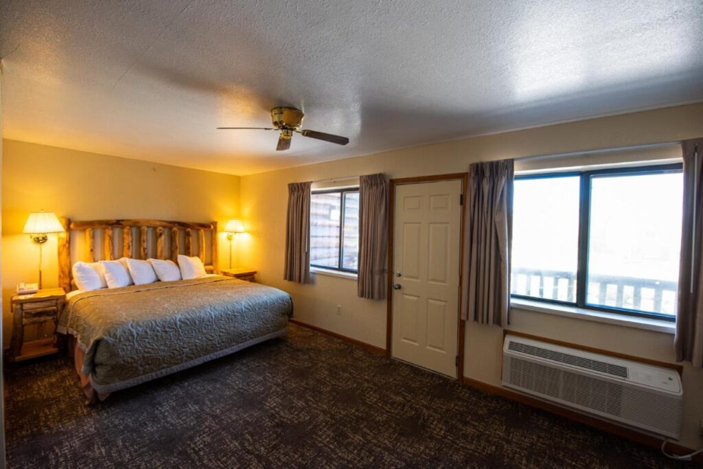 Super 8 by Wyndham Bridgeview of Mackinaw City - Image 3