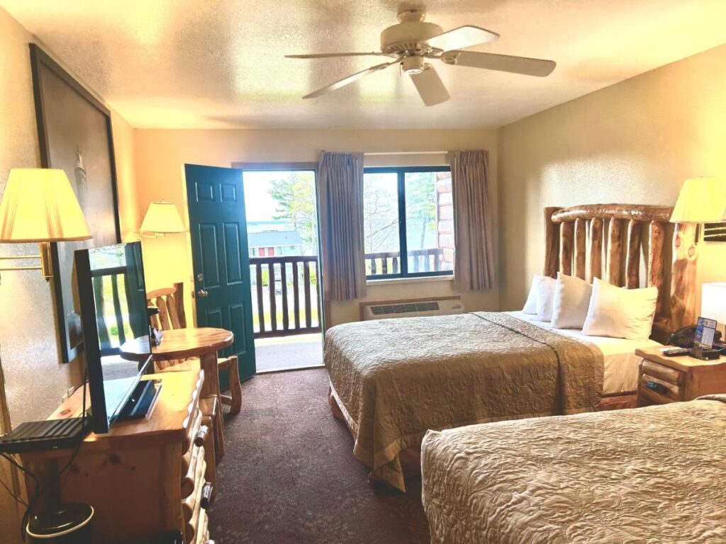 Super 8 by Wyndham Bridgeview of Mackinaw City - Image 4