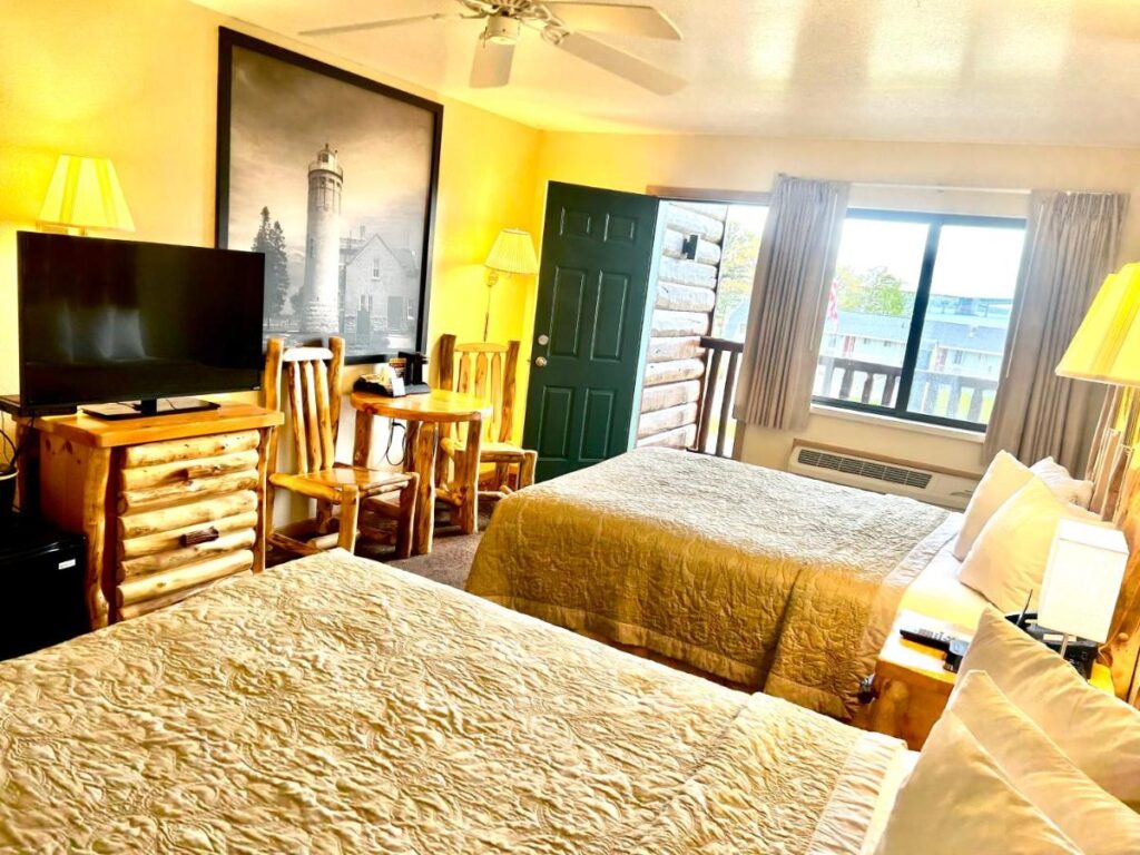 Super 8 by Wyndham Bridgeview of Mackinaw City - Image 5