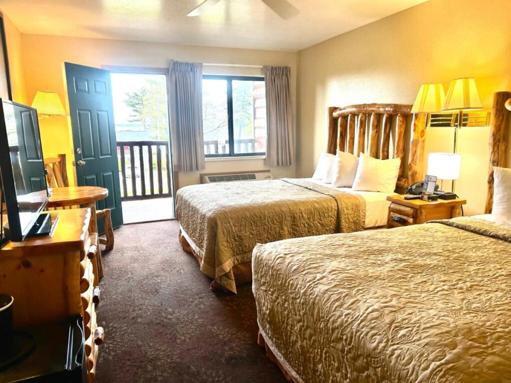 Super 8 by Wyndham Bridgeview of Mackinaw City - Image 6