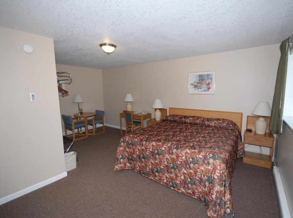 Wayside Motel - Image 6