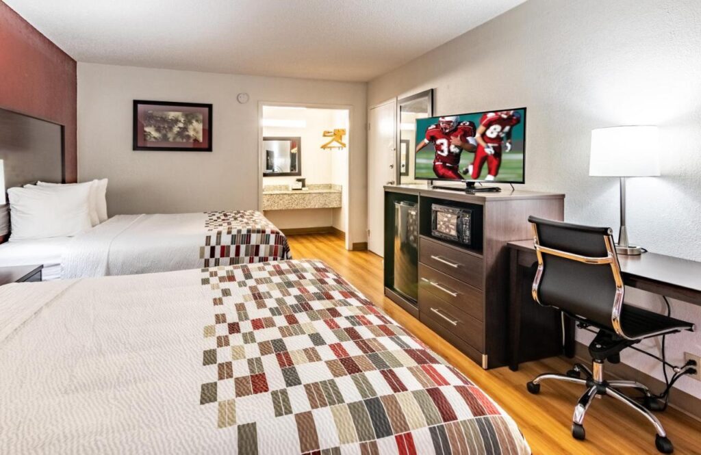Red Roof Inn Forsyth - Image 1