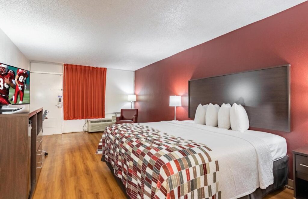 Red Roof Inn Forsyth - Image 2