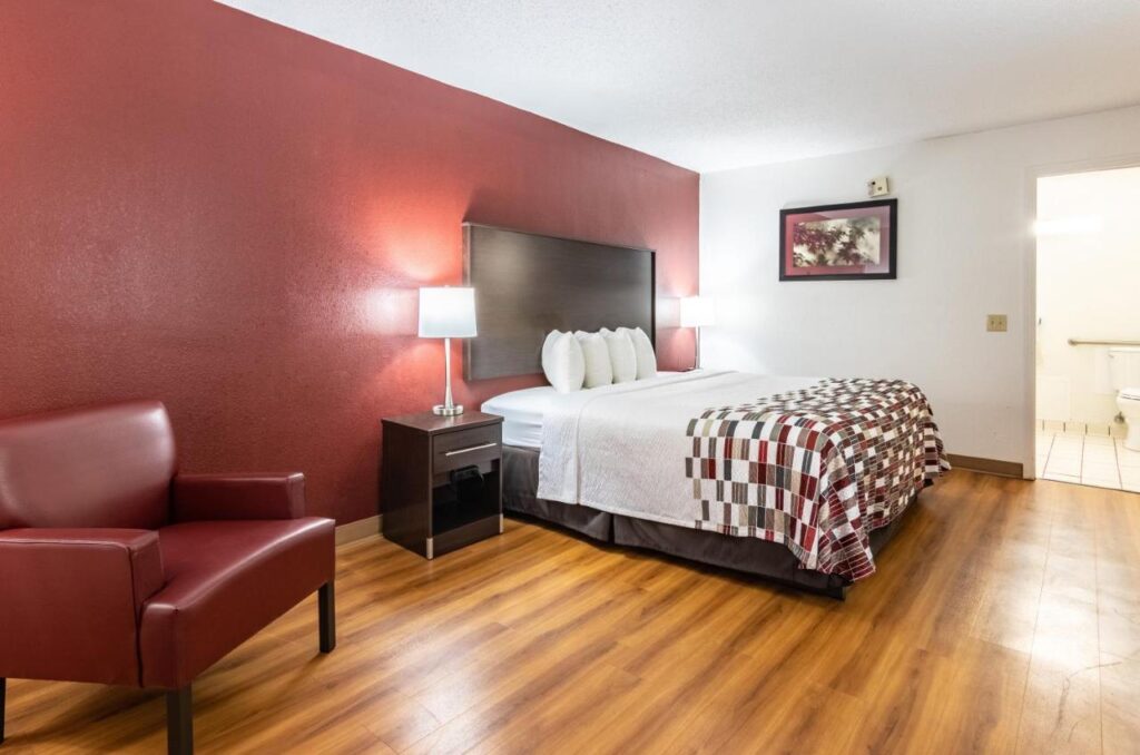 Red Roof Inn Forsyth - Image 3