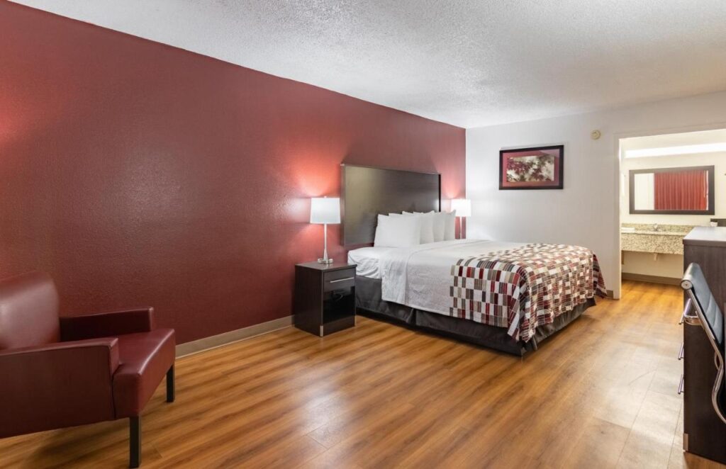 Red Roof Inn Forsyth - Image 4