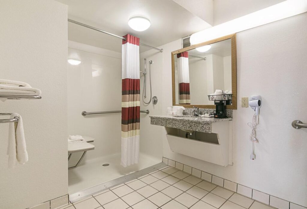 Red Roof Inn Forsyth - Image 6