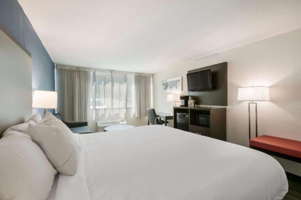 Clarion Hotel Conference Center - Image 2