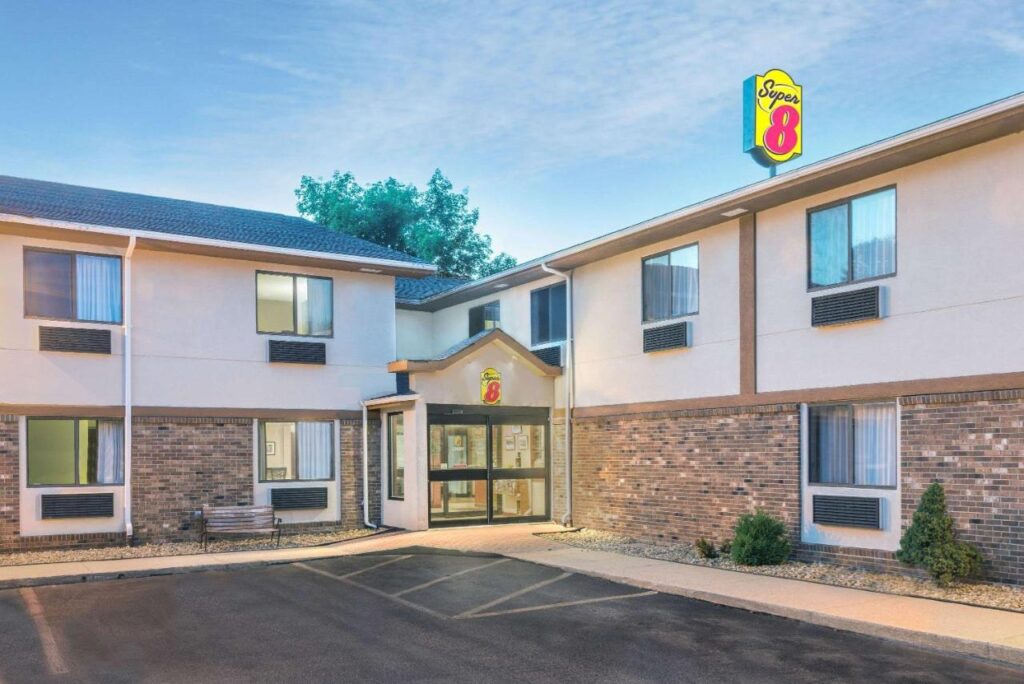 Super 8 by Wyndham Tilton/Lake Winnipesaukee - Image 1
