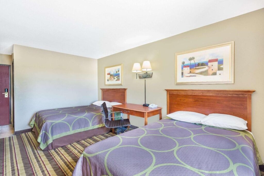 Super 8 by Wyndham Tilton/Lake Winnipesaukee - Image 2