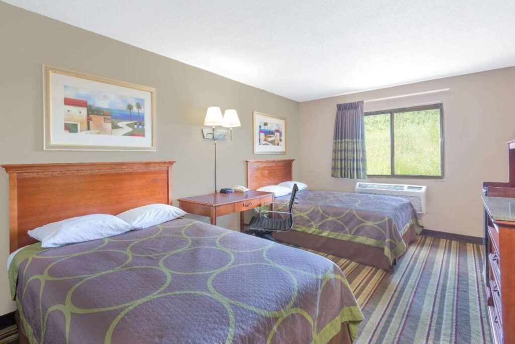 Super 8 by Wyndham Tilton/Lake Winnipesaukee - Image 3