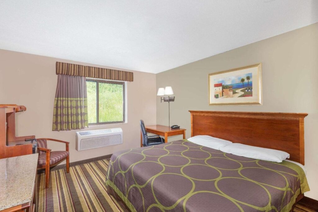 Super 8 by Wyndham Tilton/Lake Winnipesaukee - Image 4