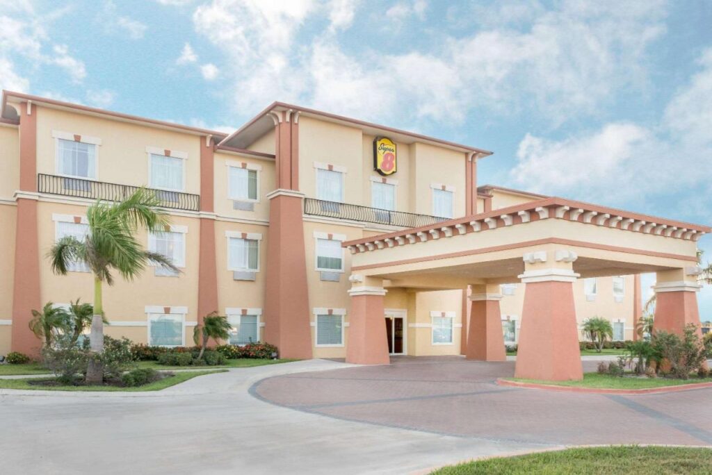 Super 8 by Wyndham Hidalgo at La Plaza Mall & Mcallen Airport - Image 1