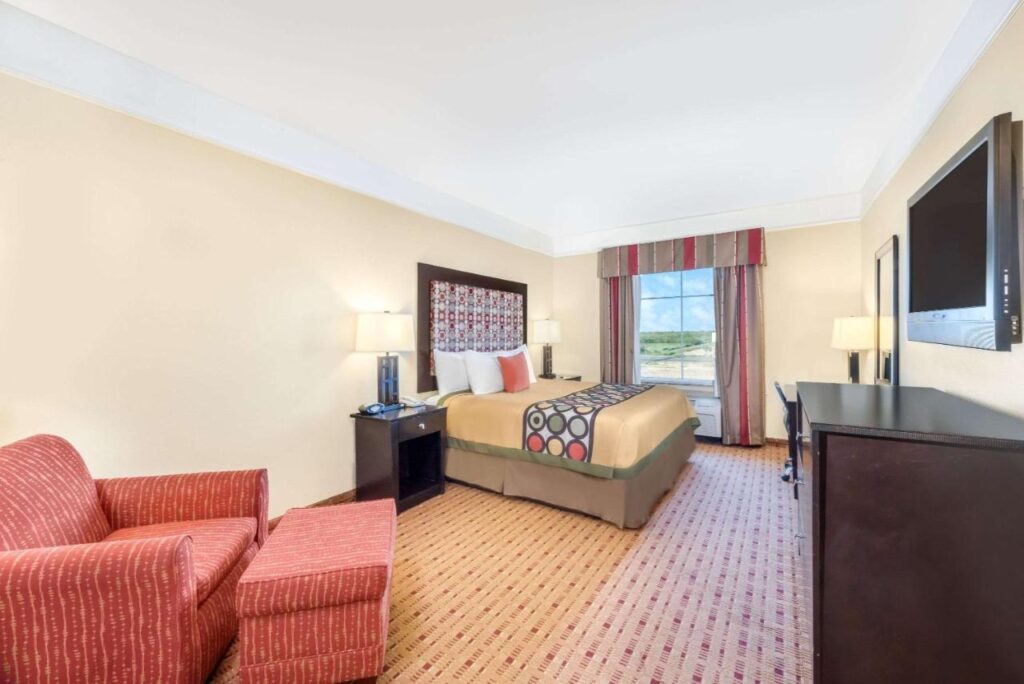 Super 8 by Wyndham Hidalgo at La Plaza Mall & Mcallen Airport - Image 2