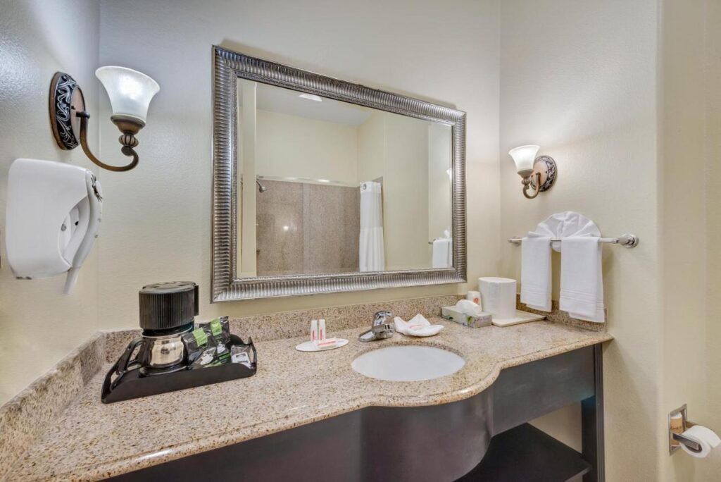 Super 8 by Wyndham Hidalgo at La Plaza Mall & Mcallen Airport - Image 3