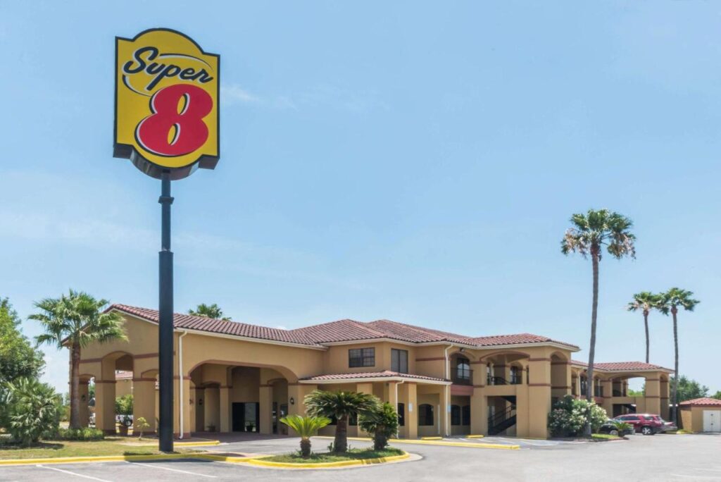 Super 8 by Wyndham Weslaco - Image 1
