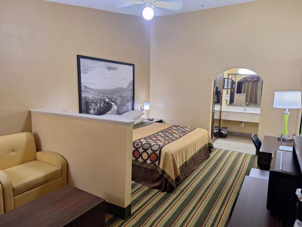 Super 8 by Wyndham Weslaco - Image 2