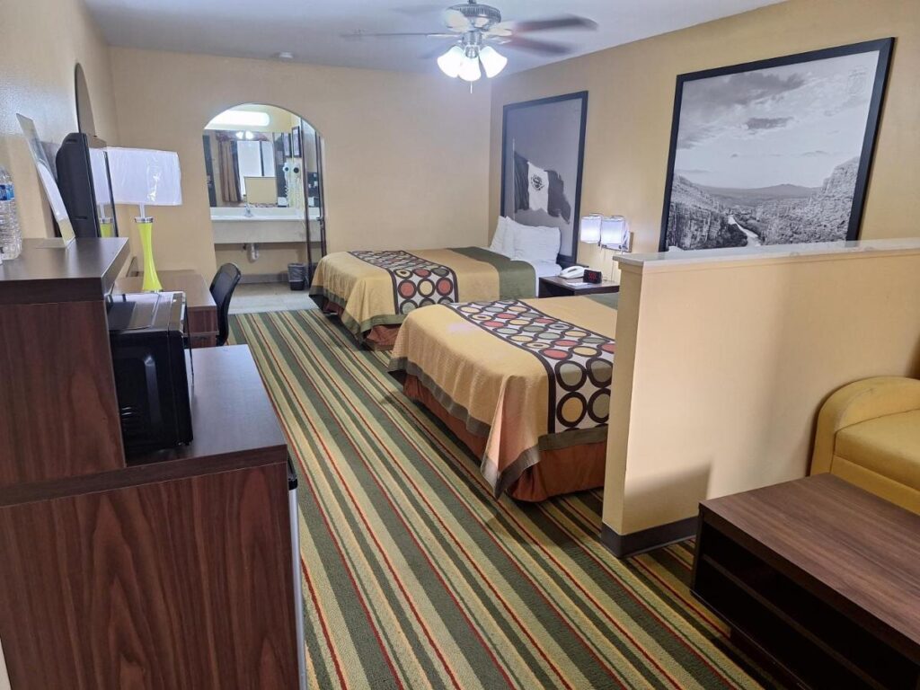 Super 8 by Wyndham Weslaco - Image 3