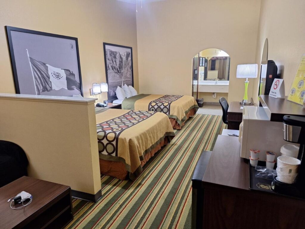 Super 8 by Wyndham Weslaco - Image 4