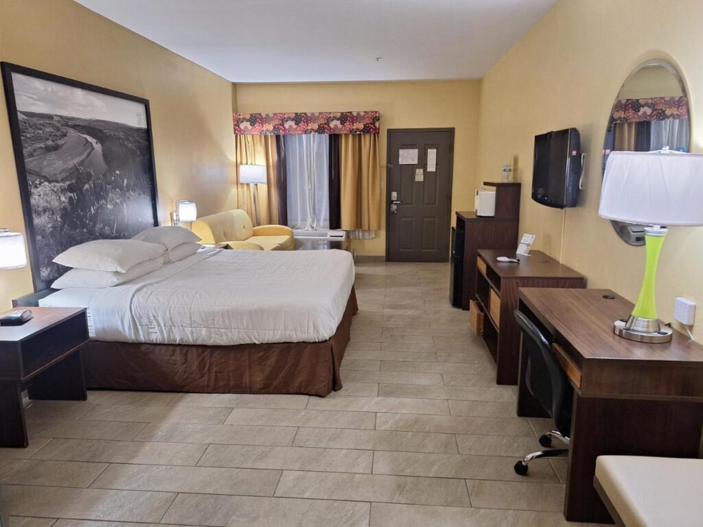 Super 8 by Wyndham Weslaco - Image 5