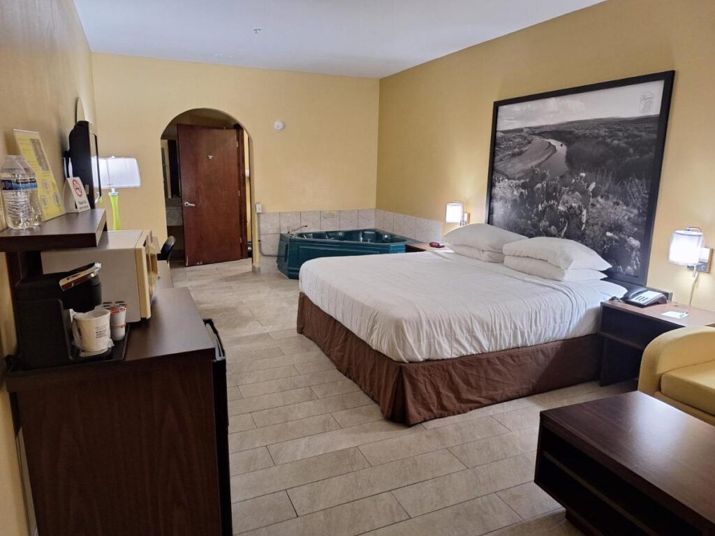 Super 8 by Wyndham Weslaco - Image 6