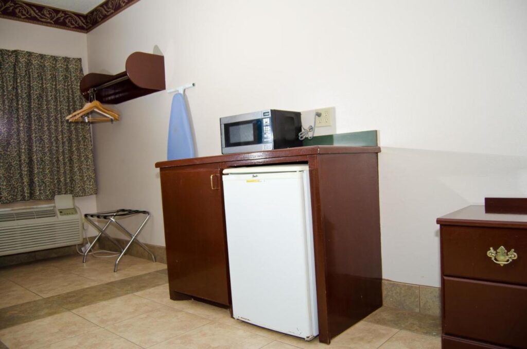 Texas Inn and Suites City Center at University Dr. - Image 2