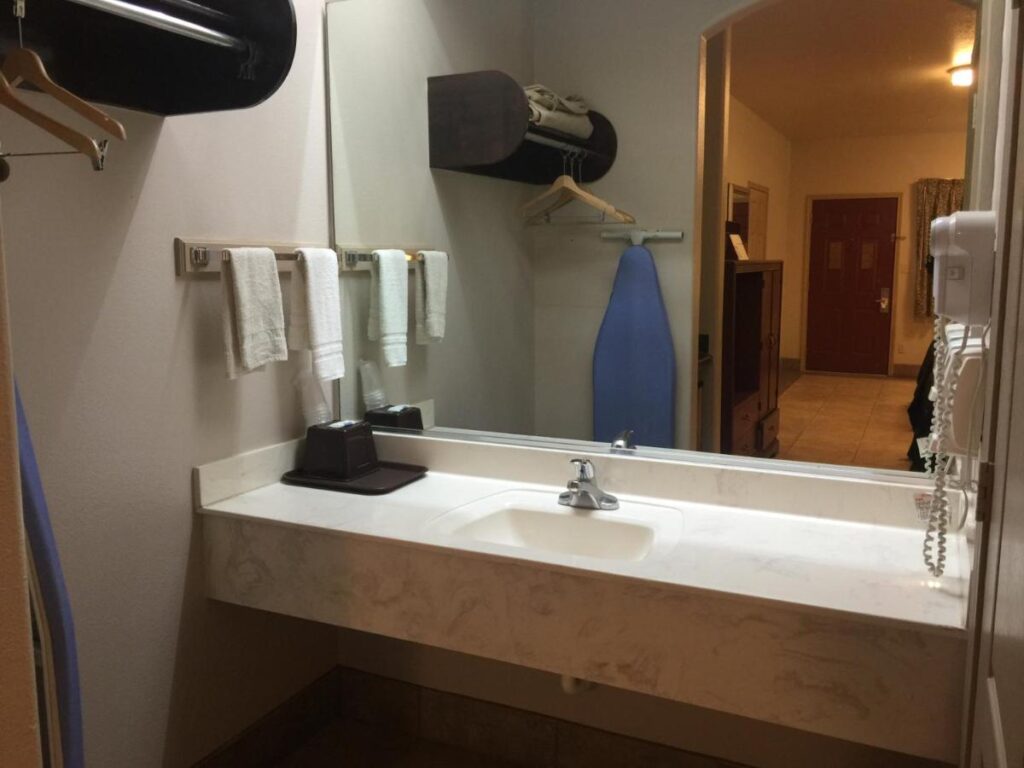 Texas Inn and Suites City Center at University Dr. - Image 3