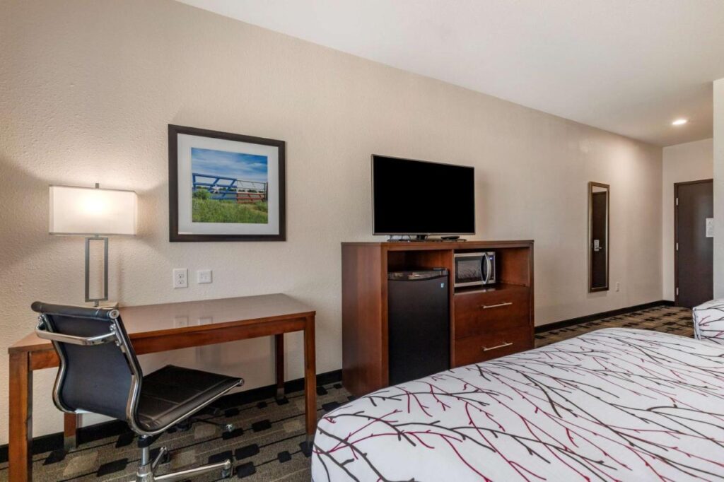 Best Western Plus Big Lake Inn - Image 6