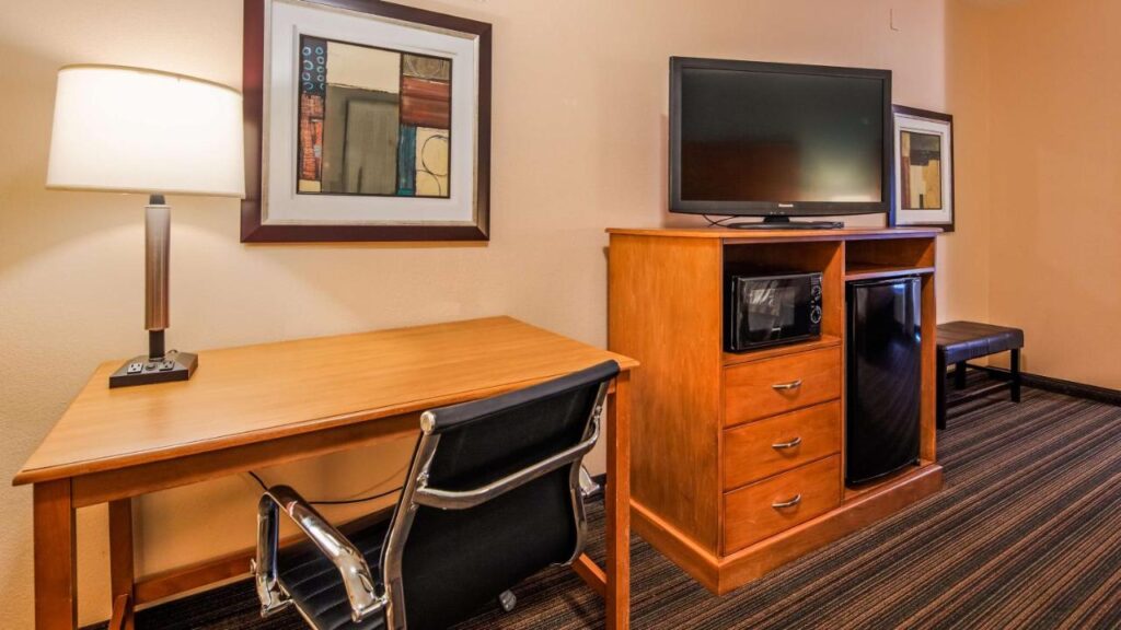 Best Western Plus Seminole Hotel & Suites - Image 3