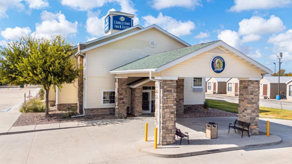 Cobblestone Inn & Suites - Big Lake - Image 1