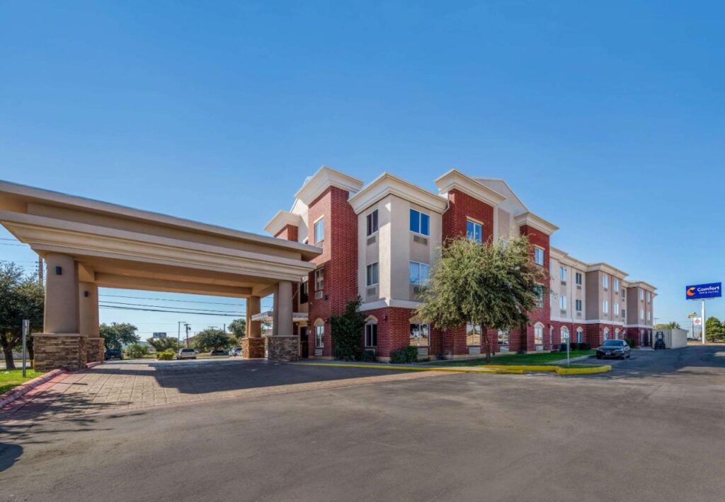 Comfort Inn & Suites - Image 1