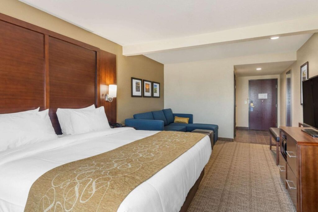 Comfort Inn & Suites - Image 2