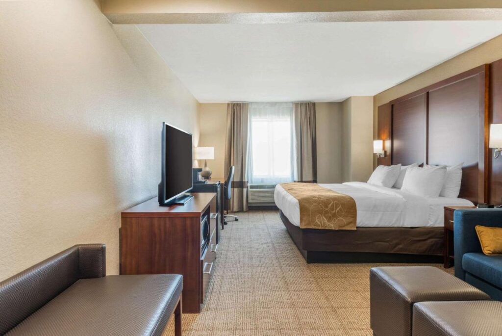 Comfort Inn & Suites - Image 3