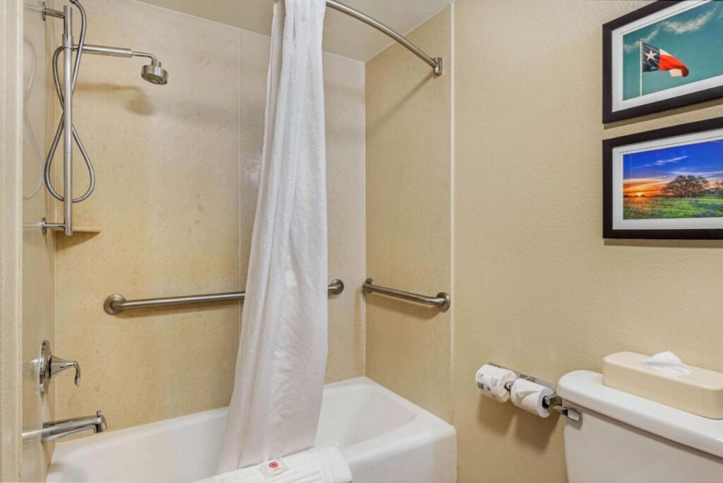 Comfort Inn & Suites - Image 4