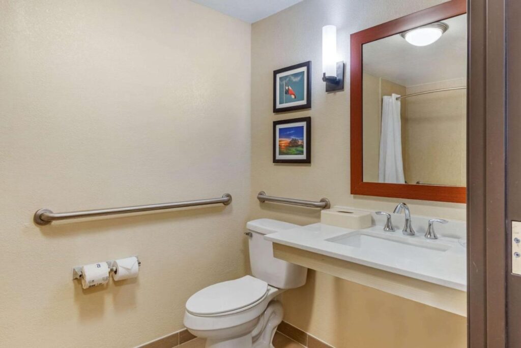 Comfort Inn & Suites - Image 5