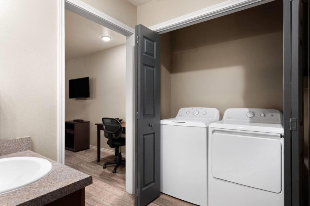 Eagle's Den Suites Andrews a Travelodge by Wyndham - Image 6
