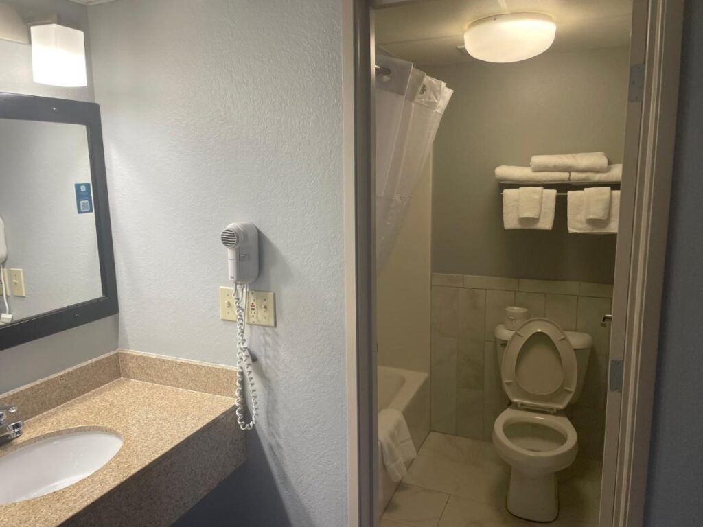 AmericInn by Wyndham Hartford WI - Image 3