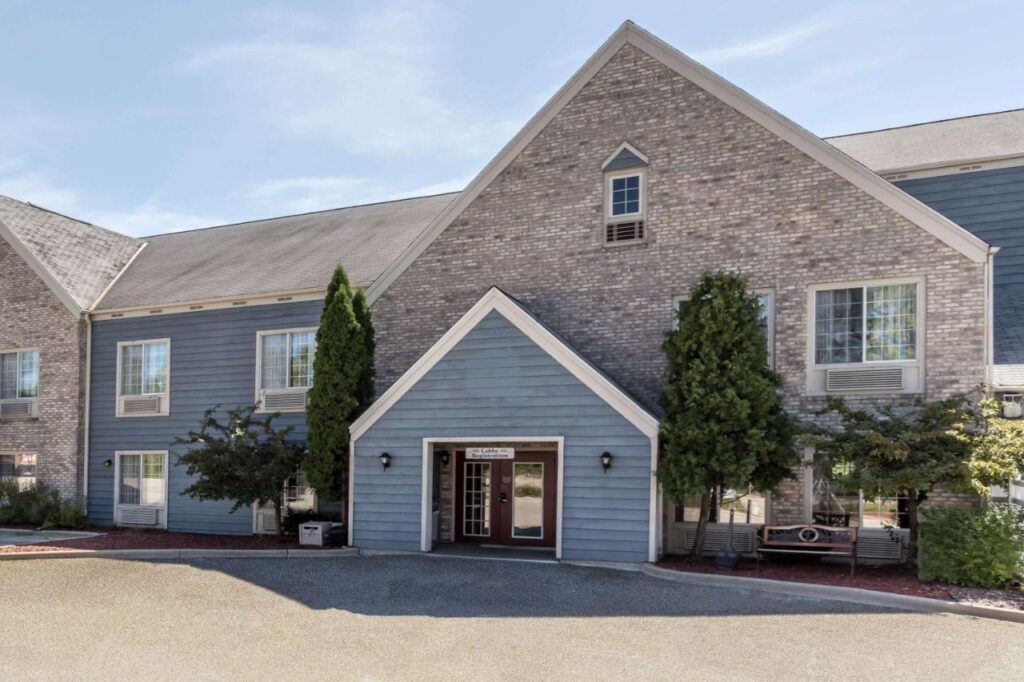 Baymont by Wyndham Mequon Milwaukee Area - Image 1