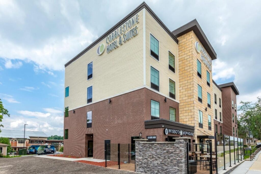 Cobblestone Hotel & Suites Hartford - Image 1
